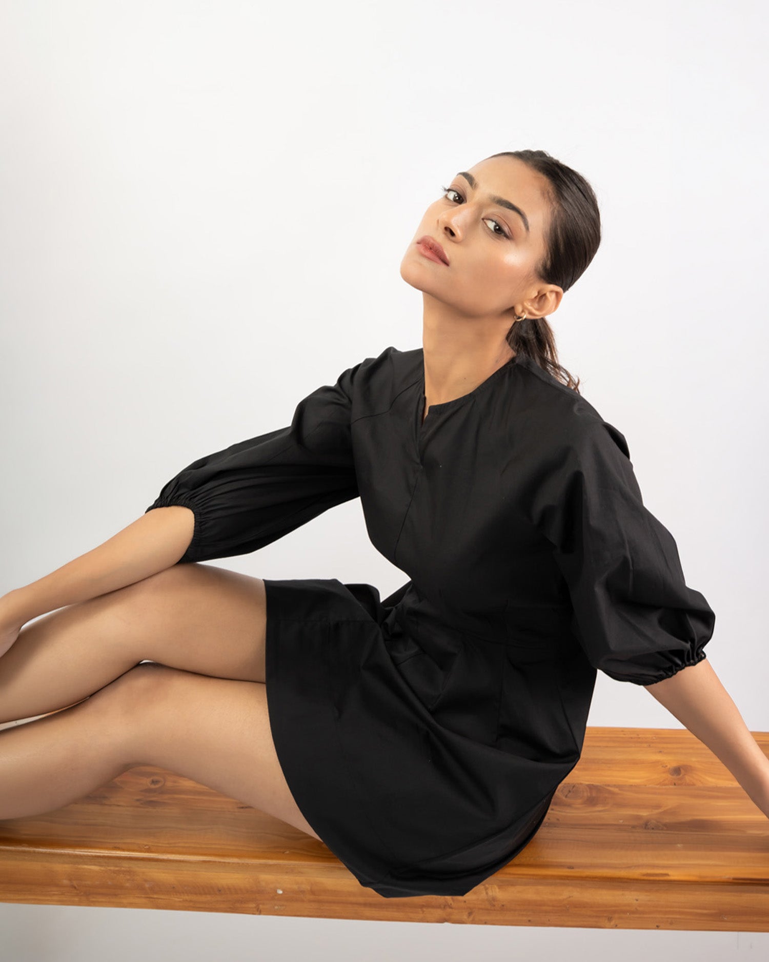 Women’s relaxed mini dress with voluminous sleeves, casual and comfortable outfit