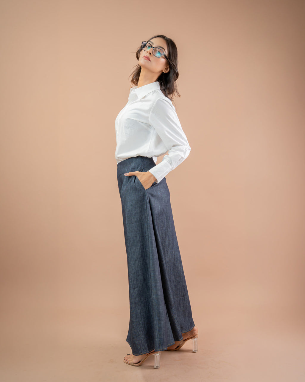 Women’s casual denim skirt outfit with oversized button-down shirt, everyday minimalist fashion look
