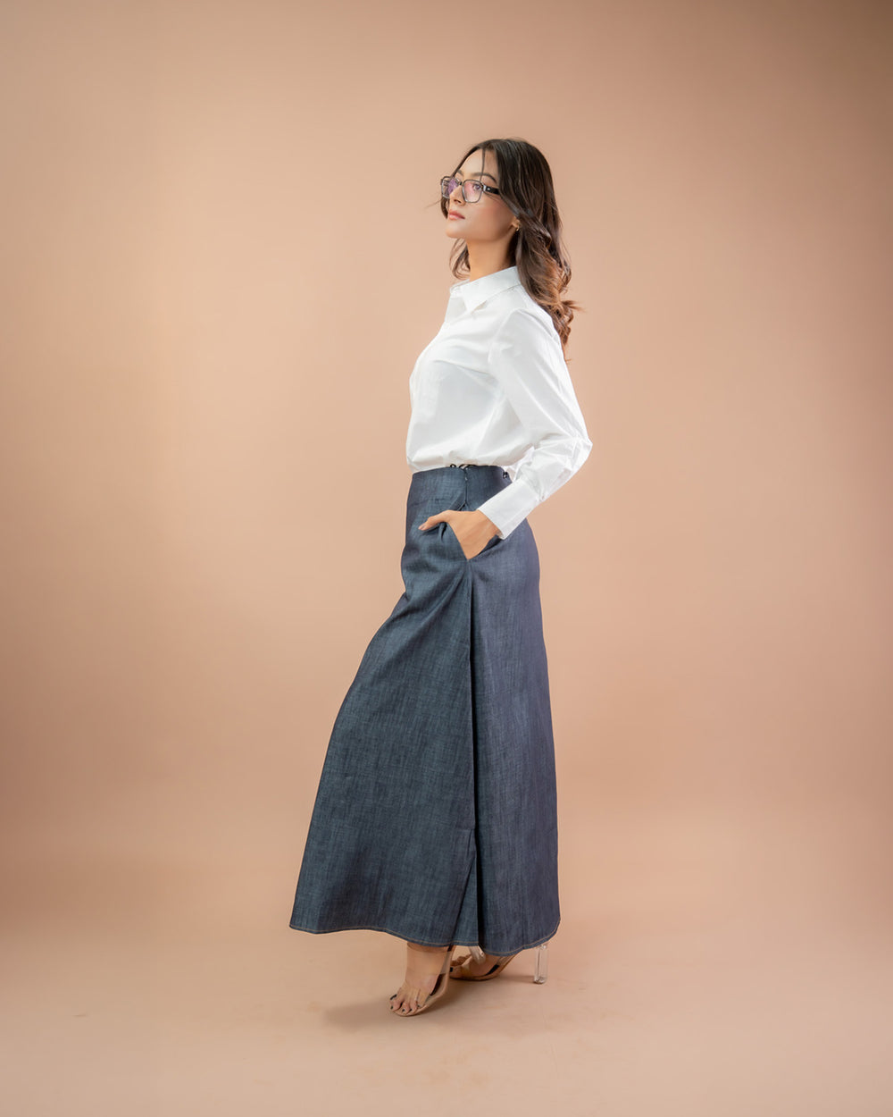 Casual button-down shirt for women, relaxed silhouette in lightweight cotton