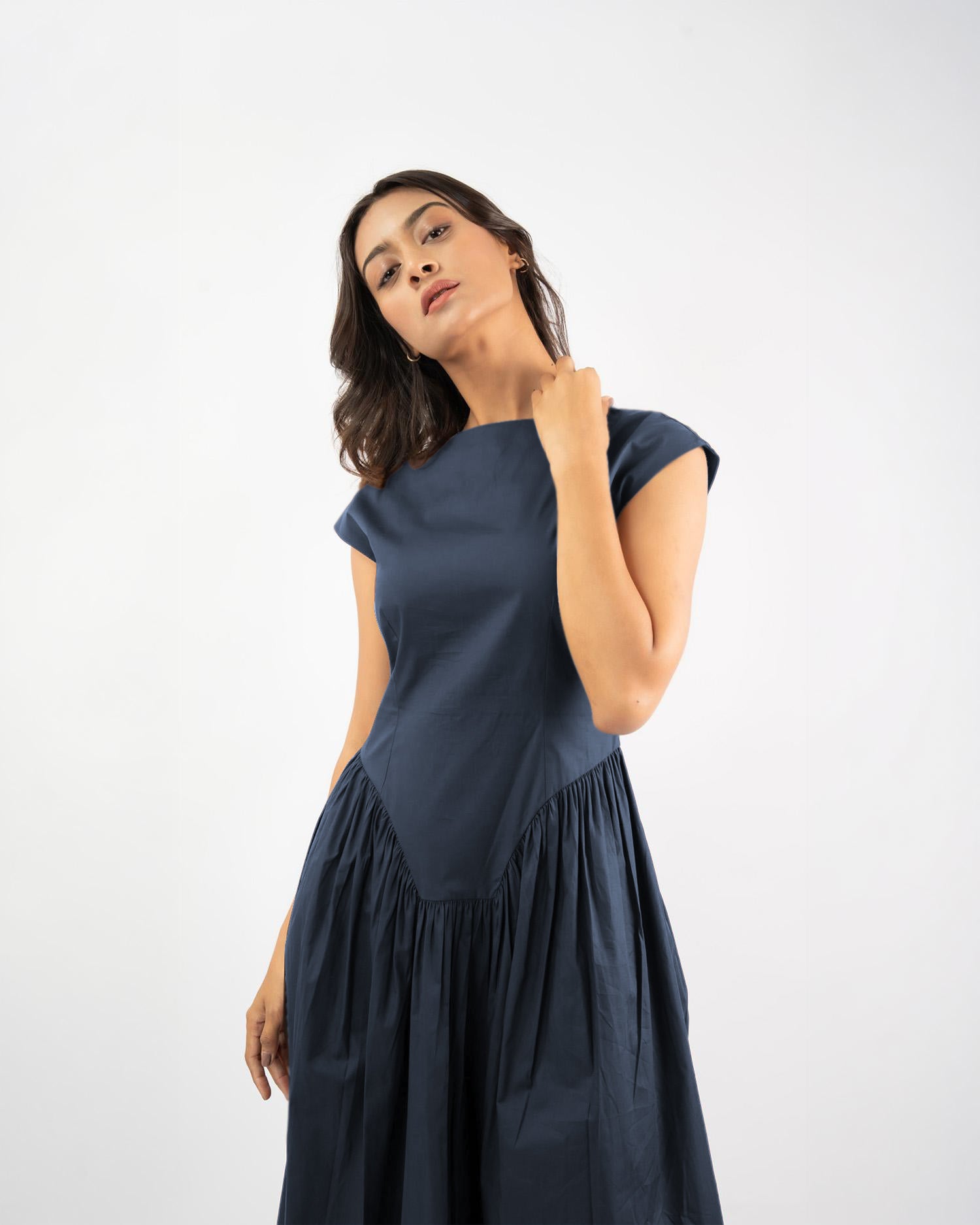 Women’s elegant flared midi dress with boat neckline, versatile everyday wear