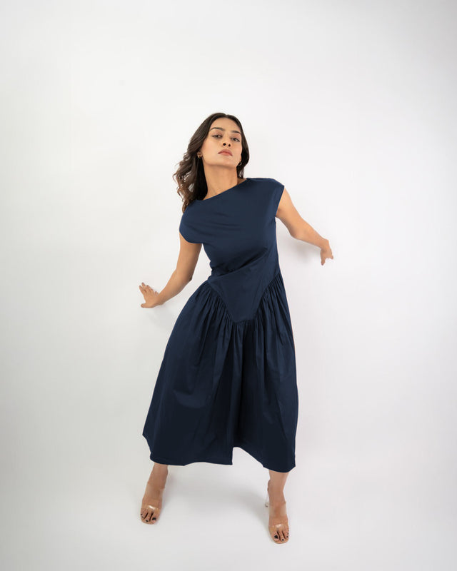Women’s midi dress with boat neck and flared shape, comfortable elegant outfit