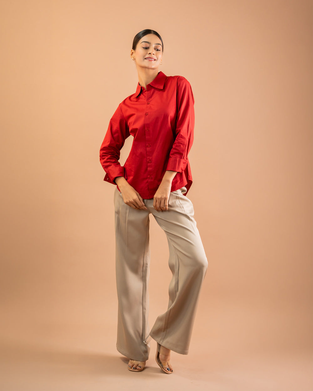 Minimal women’s button-down shirt, relaxed silhouette for everyday outfit